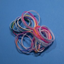 Lot de petits bracelets